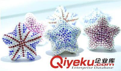 DAD鑲鉆五角星風口香水 鑲鉆五角星汽車飾品 水晶鉆海星風口香膏-饒平縣海山路士達汽車裝飾用品經(jīng)營部提供DAD鑲鉆五角星風口香水 鑲鉆五角星汽車飾品 水晶鉆海星風口香膏的相關介紹、產(chǎn)品、服務、圖片、價格饒平縣海山路士達汽車裝飾用品經(jīng)營部、汽車防爆膜;汽車改裝件;LED燈;汽車飾品;汽車香水;車載小電器;車衣